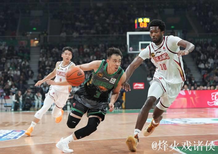 辽宁男篮新赛季首战火力全开，主场呐喊声势如雷